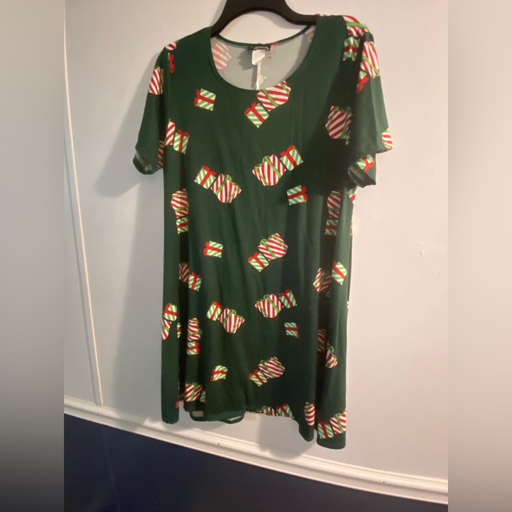 🎁 Ny Invasion Green Dress with Gift Pattern